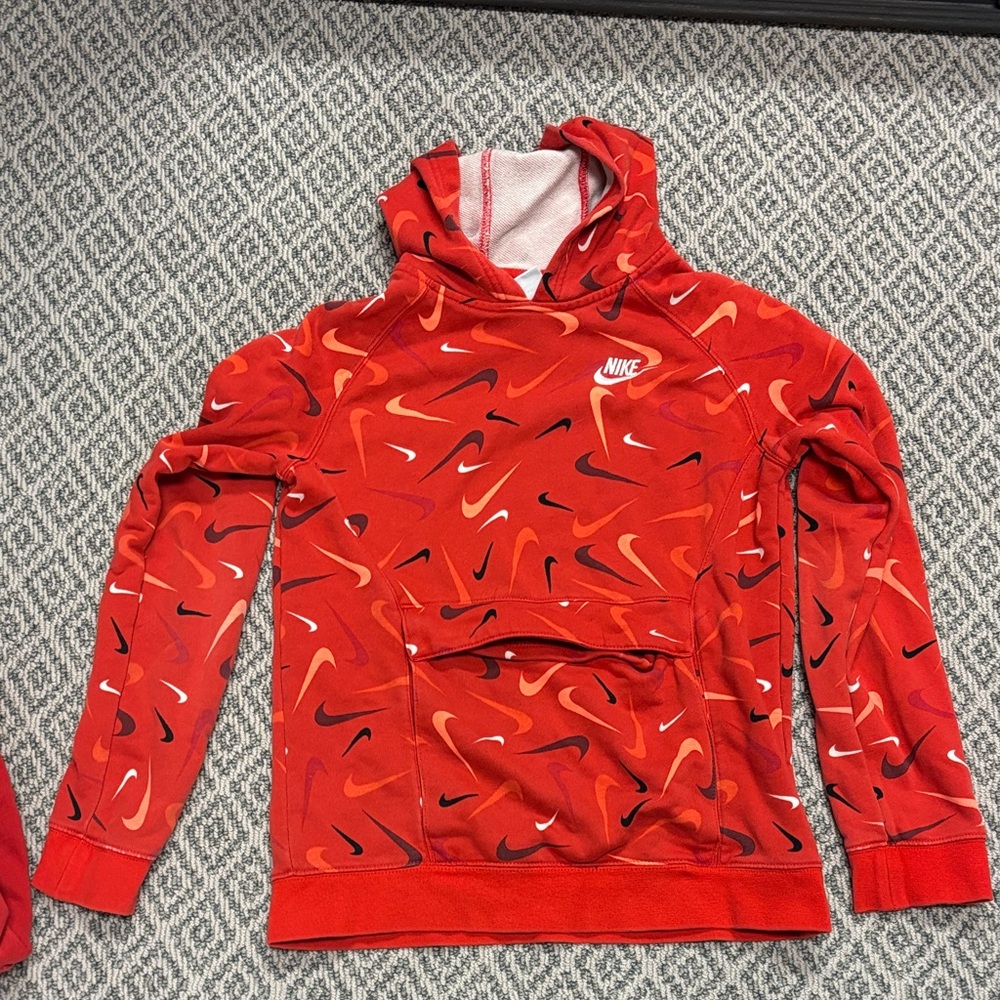 Nike Boy L Red and Black Patterned Hoodie